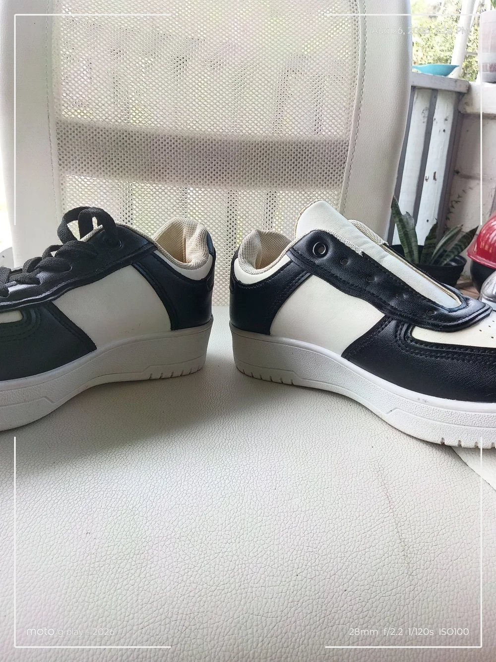 Wild Diva Women's Black and White Low-Top Sneakers